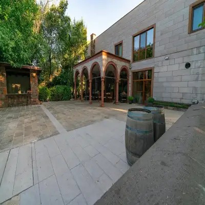 Sunolus Vineyard House