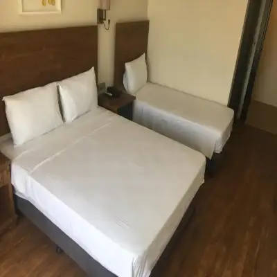 8 Rooms Hotel