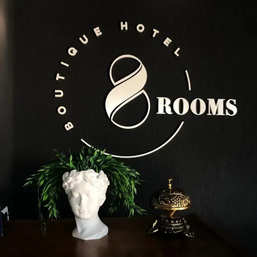 8 Rooms Hotel